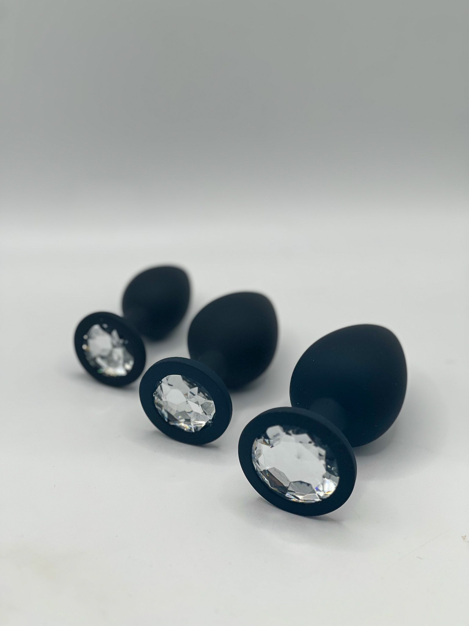 Introducing our set of 3 silicone butt plugs, designed to take your anal play to the next level. Made with high-quality, body-safe silicone, these butt plugs are soft, smooth, and easy to clean. the butt plugs come in 3 different sizes. Product specifics - Small plug - 7cm length // 9cm diameter Medium plug 8cm length // 11cm diameter Large Plug 9cm length // 13cm diameter Material Medical grade flexible silicone.
